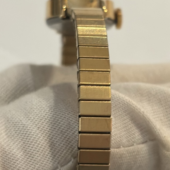 Vintage gold Timex watch , stretch band - Picture 2 of 5